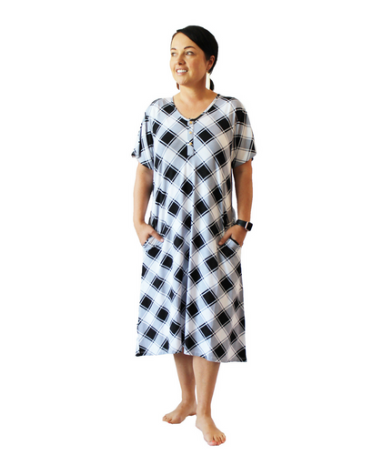 Checked 24/7 House Dress from Undercover Mama for Pregnancy, Breastfeeding and Everyday.